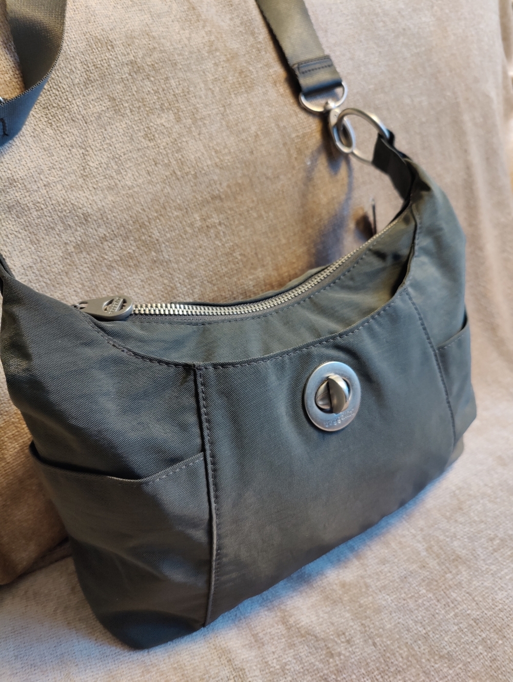 New 🆕 Baggallini Zurich Medium Hobo Crossbody Bag In Cement Grey - Picture 2 of 12